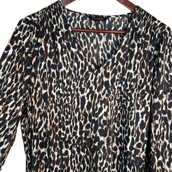Banana Republic Satin Cheetah Print Vneck Blouse Pleated Shoulders Womens Large - Picture 3 of 9